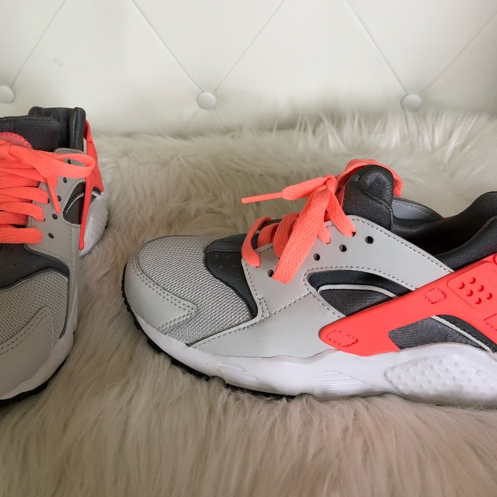 NEW Nike Huarache Youth Size 4 - White/Gray/Orange